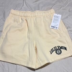 Lululemon Scuba Oversized Short 7” Buttercream color size Medium